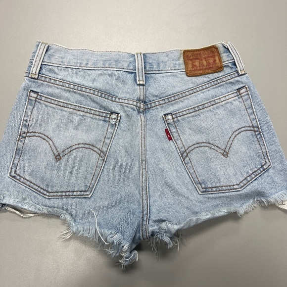 VINTAGE LEVI'S 501 Women's Light Blue Button Fly Jean Short Shorts 27 Raw Hem - Picture 2 of 8